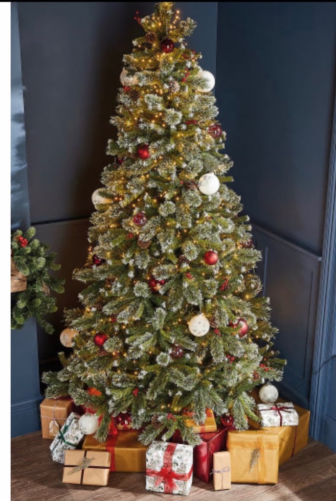 image for 7.5 Foot Killarney Christmas Tree. Beautiful Tree