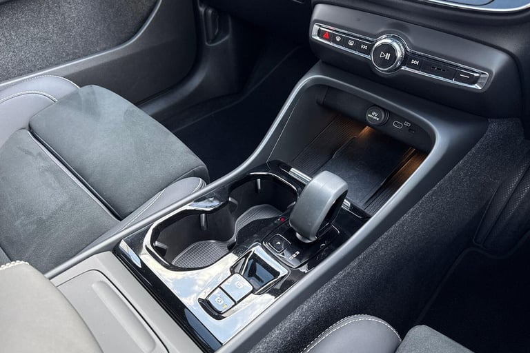 2022 Volvo XC40 2.0 B4 MHEV Ultimate SUV 5dr Petrol Hybrid DCT Auto Euro 6 (s/s) (197 ps) ESTATE ...