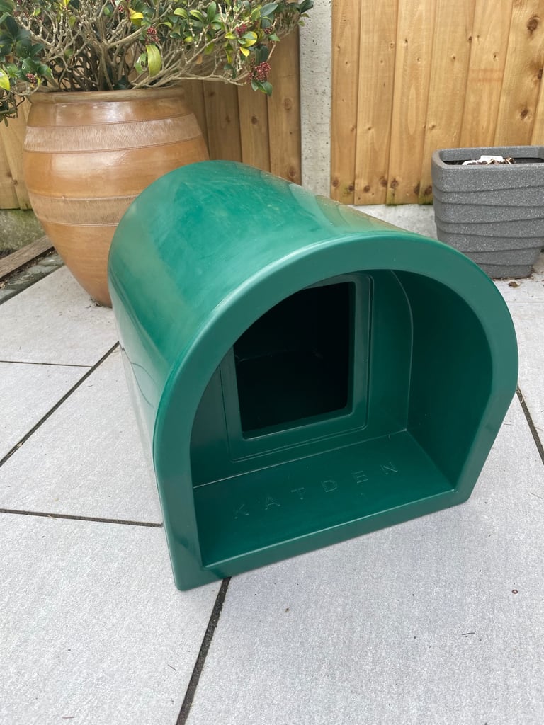 Mr Snuggs Katden / outdoor cat house kennel 