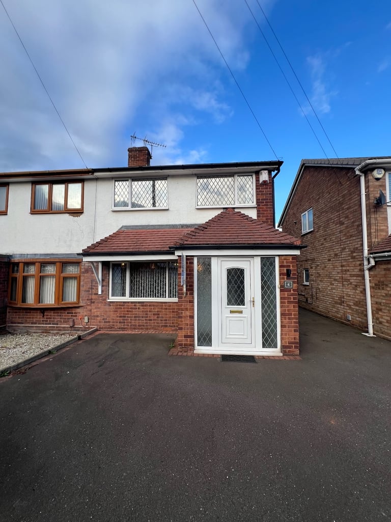 3 Bedroom Semi-Detached Home — Furnished – Wednesbury (WS10) Available now