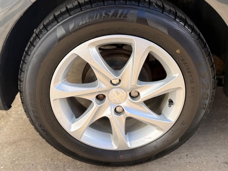 2015 Peugeot 208 1.2 VTi PureTech Active Euro 6 5dr HATCHBACK Petrol Manual