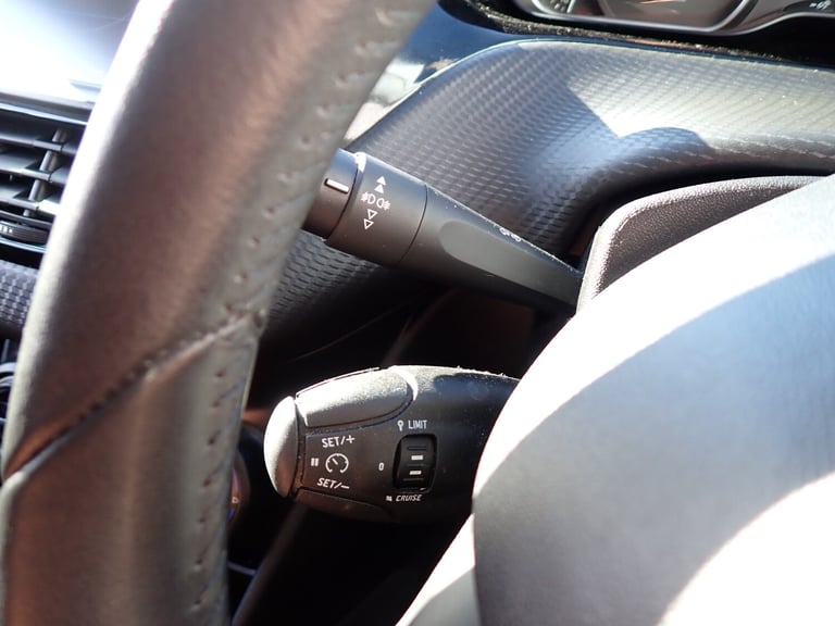 2019 Peugeot 208 1.2 PureTech Signature Hatchback 5dr Petrol Manual Euro 6
