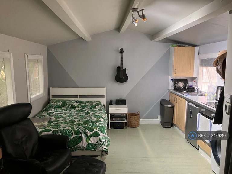 Studio flat in London, London, SE19 (#2489210)