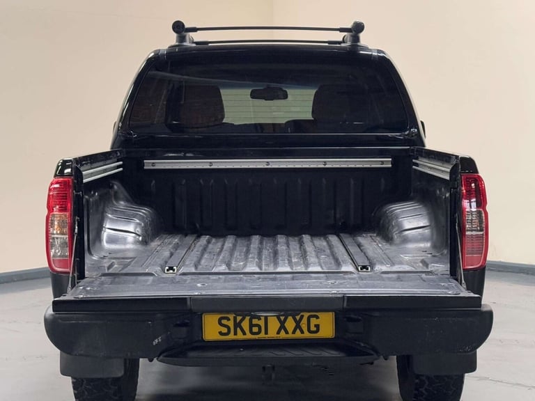 2011 Nissan Navara Double Cab Pick Up Tekna 2.5dCi 190 4WD PICK UP DIESEL Manual
