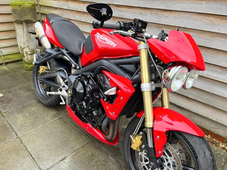2011 // 11 Triumph Street Triple 675 £2800 Red 21813 miles.