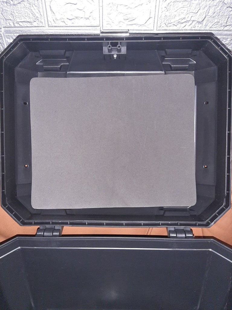 Brand new 45 litre  top box complete  with all hardware and 2 keys never fitted 