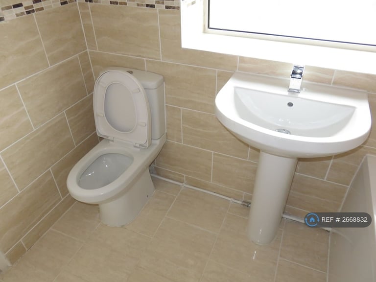 3 bedroom house in Oak Lane, Whitefield, Manchester, M45 (3 bed) (#2668832)