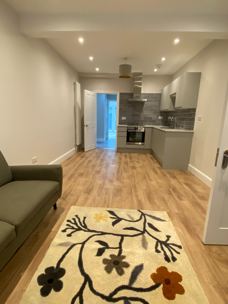 (BILLS INCLUDED) BEAUTIFUL 1 BEDROOM FLAT FOR RENT IN FELTHAM