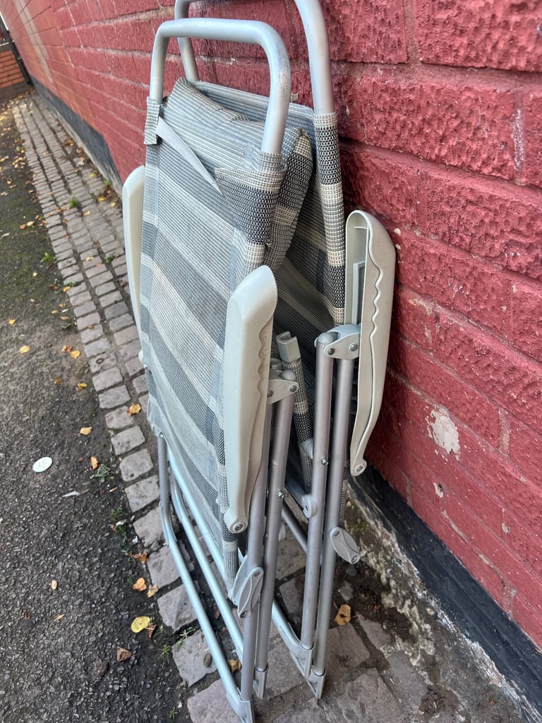 Selling a ( set of 2X  folding camping chairs