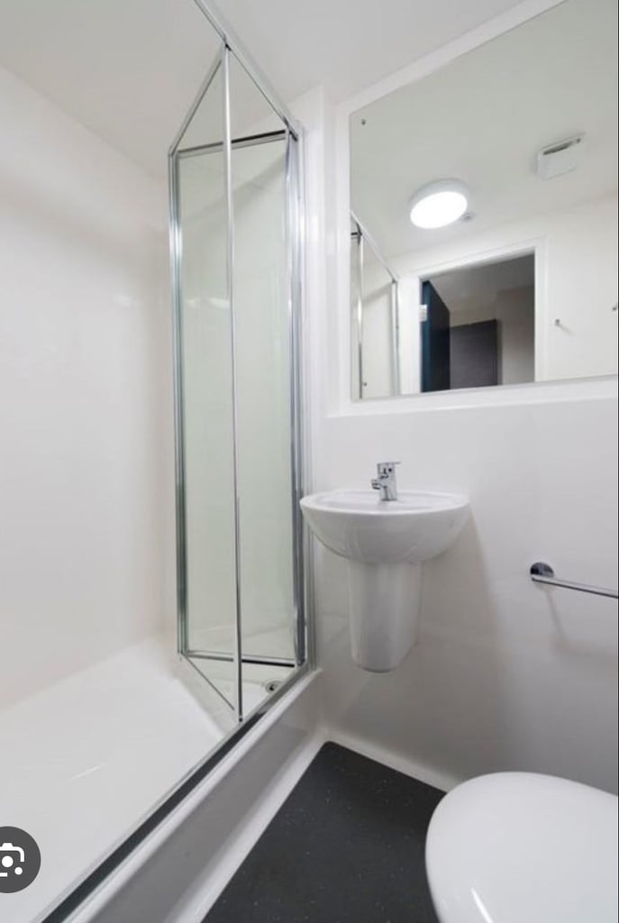 BRONZE STUDIO AVAILABLE RIVERSIDE QUAY STIRLING