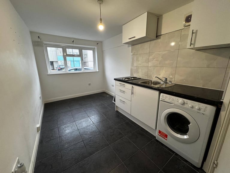  Modern Studio Flat – Lindsley Close