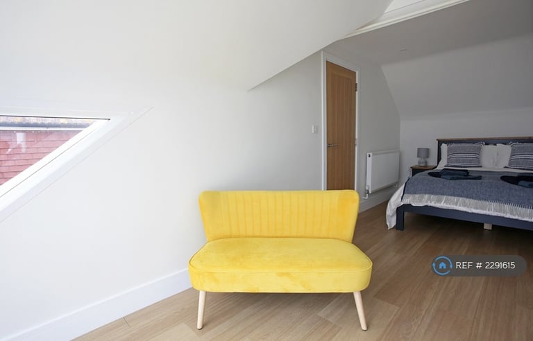 2 bedroom flat in Sandgate High Street, Sandgate, Folkestone, CT20 (2 bed) (#2291615)