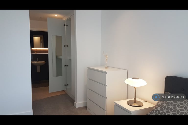 2 bedroom flat in South Tower, Manchester, M15 (2 bed) (#2654073)