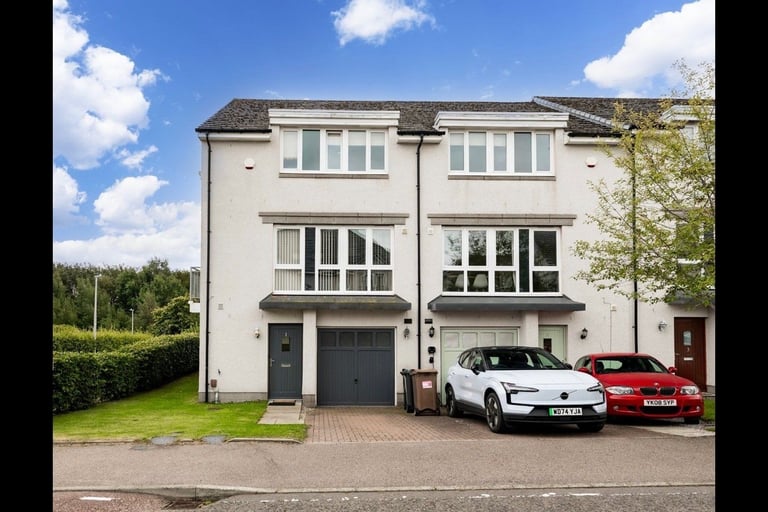 Luxury 4 Bedroom 4 bathroom End Terrace in a prestigious Woodlands Development Cults