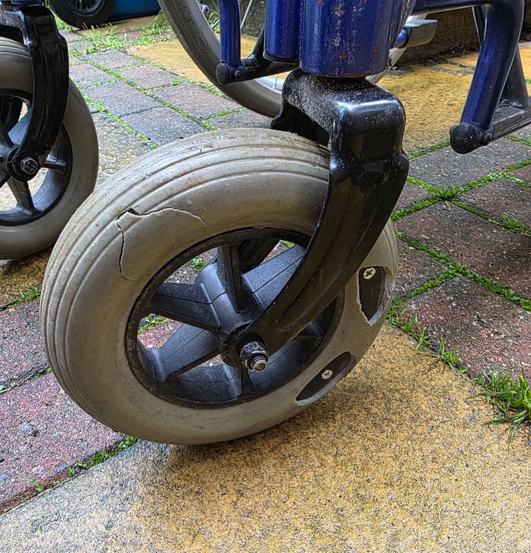 Self propelled wheel chair 