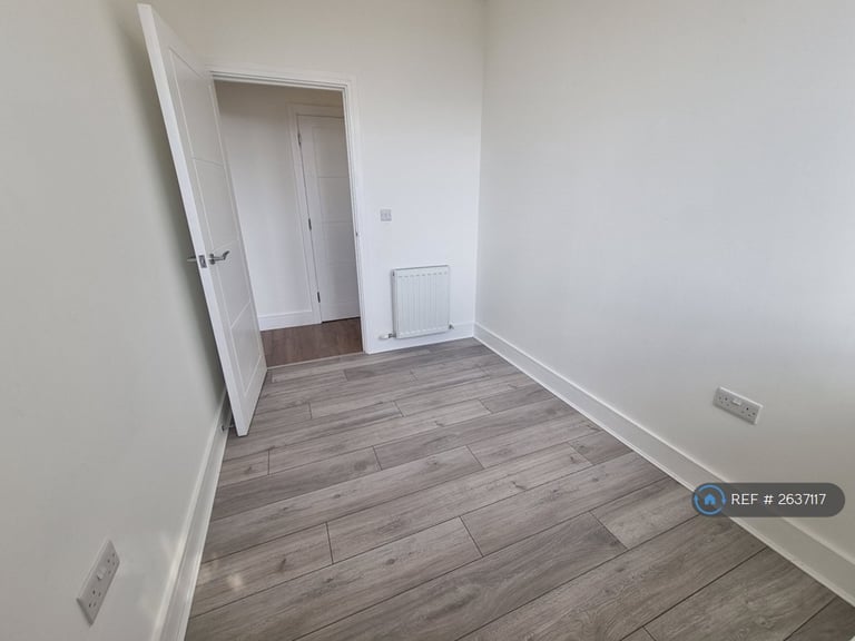 2 bedroom flat in Eleanor House, Waltham Cross, EN8 (2 bed) (#2637117)