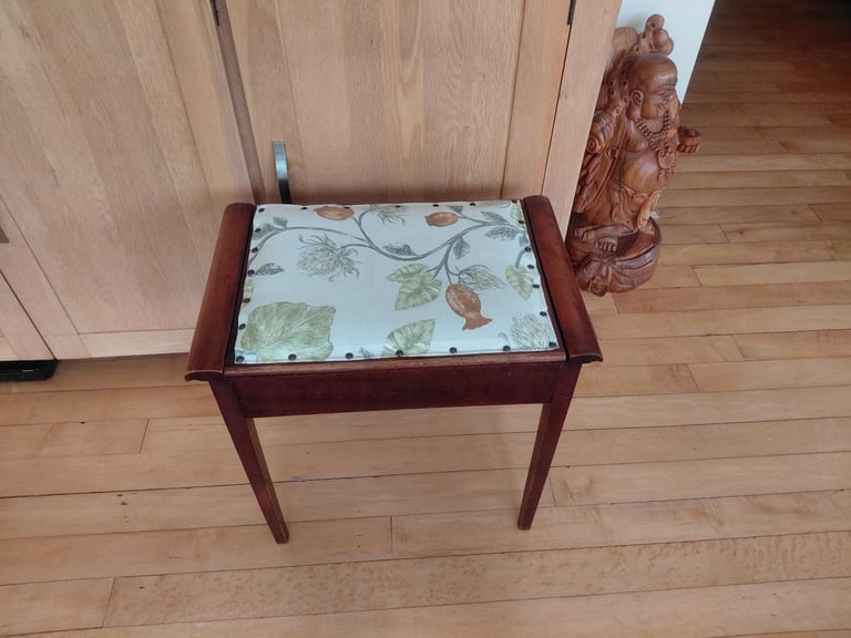 Piano stool