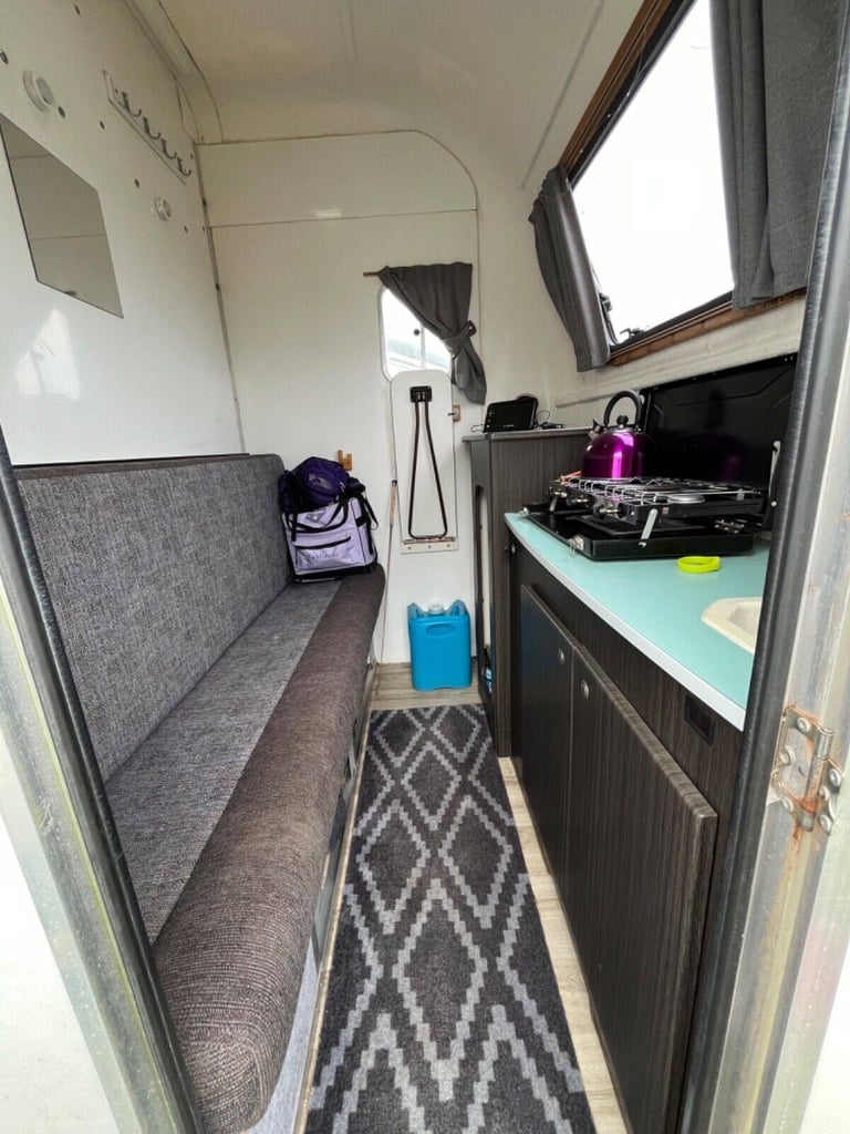Horse trailer with living- Show-Treka L carries two horses - ( up to 18hh) 