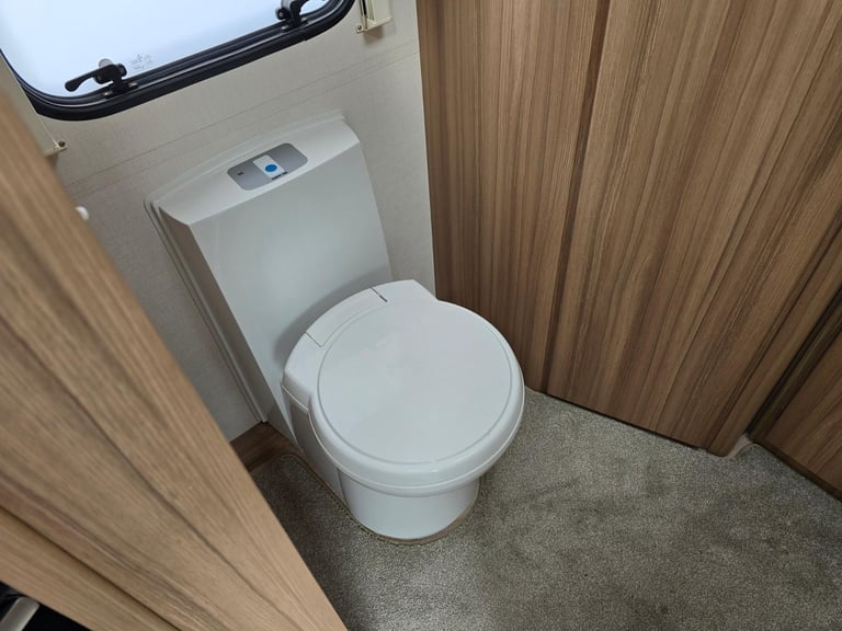 2017 Lunar Quasar 462 2 Berth End Washroom Caravan, Motor Mover