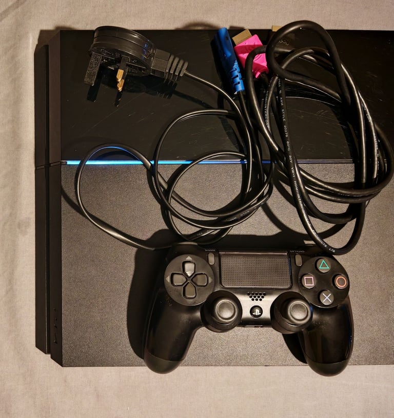 PlayStation 4 500GB, Controller, 2 Games