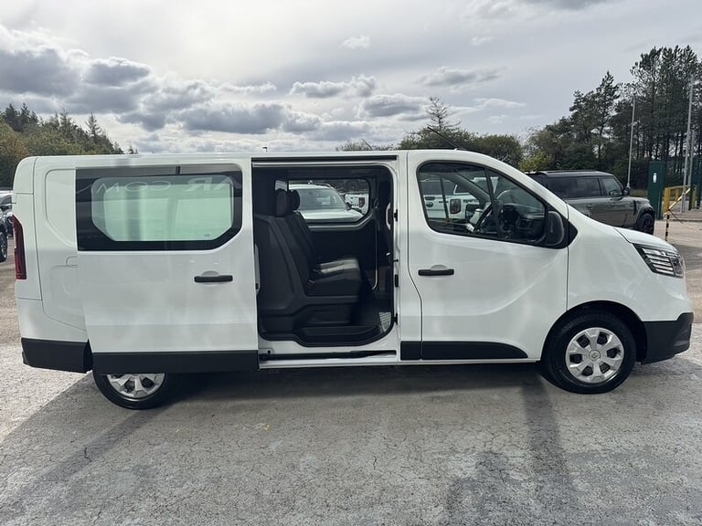 2025 Renault Trafic 130ps LL30 130 Advance 6 Seat with Air Con, Cruise, Rear Sensors &amp; Delive...