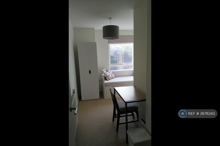 2 bedroom flat in Rosenburg Road, London, W3 (2 bed) (#2676343)