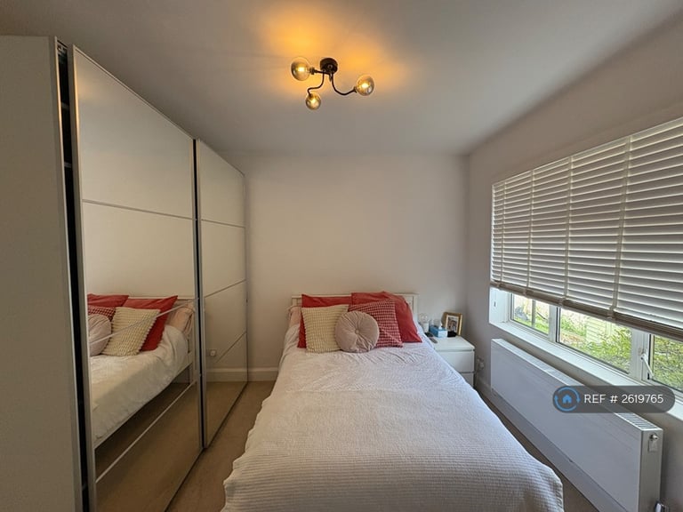 3 bedroom flat in Fieldview, London, SW18 (3 bed) (#2619765)
