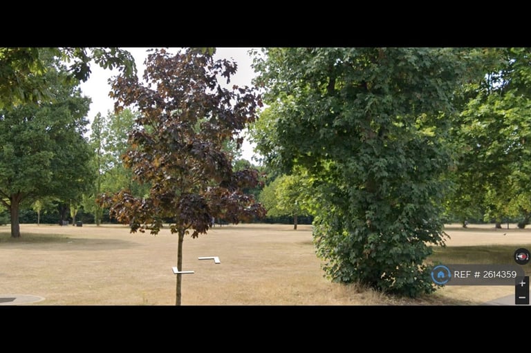 3 bedroom flat in Spencer Park, London, SW18 (3 bed) (#2614359)