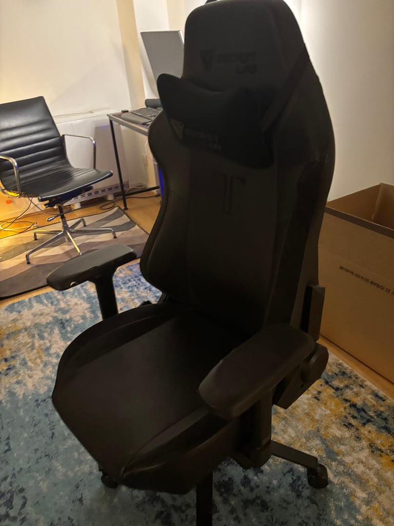 Secretlab TITAN 2020 Gaming Chair… Excellent Condition, Minor Armrest Wear