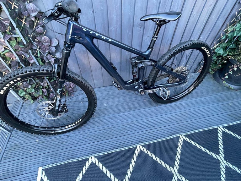 2022 Vitus Escarpe 27 CR mountain bike in velocity blue. 