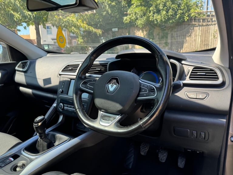 2017 Renault Kadjar 1.2 TCe Signature Nav Euro 6 (s/s) 5dr HATCHBACK Petrol Manual