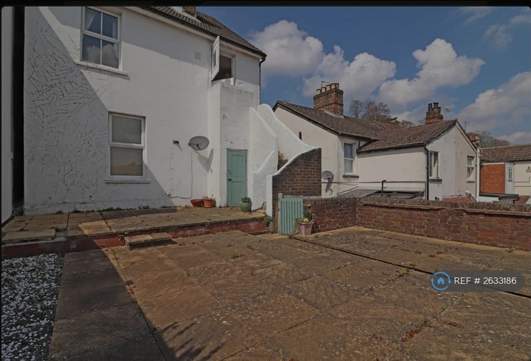 2 bedroom flat in Garlands Road, Redhill, RH1 (2 bed) (#2633186)
