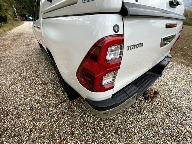 2021 Toyota Hilux 2.4 D-4D Invincible Pickup Double Cab 4dr Diesel Manual 4WD Euro 6 (s/s) (1 PIC...