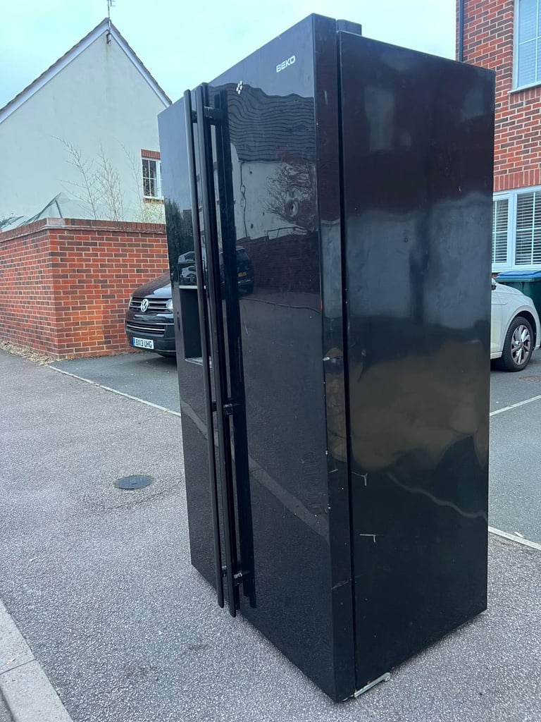 American size fridge freezer for £250(we can deliver)