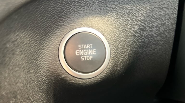 2021 Volvo XC40 Recharge R-Design, T5 plug-in hybrid (Power Tailgate, Sensus Navigation) Estate P...