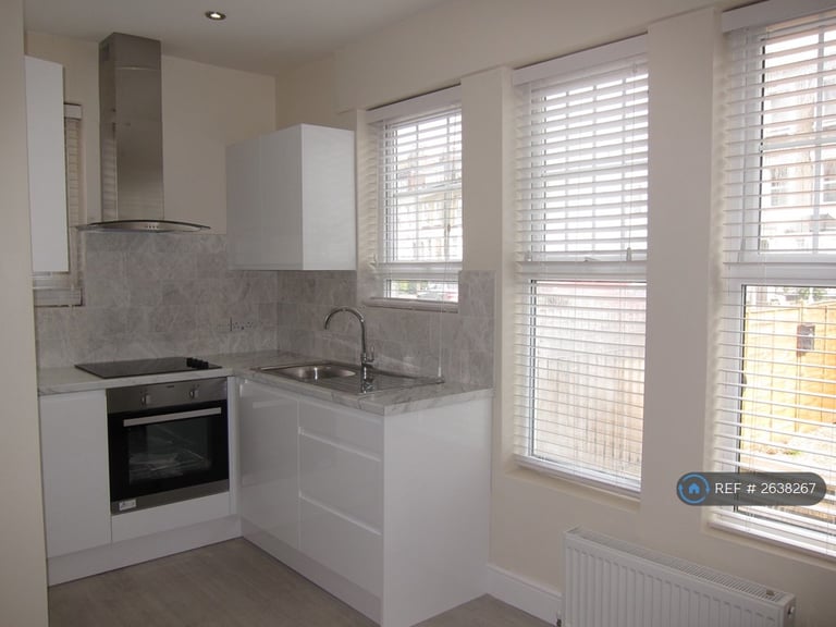 1 bedroom flat in Vant Road, London, SW17 (1 bed) (#2638267)