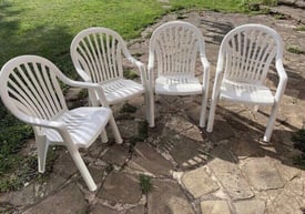 4 garden/outdoor plastic chairs 