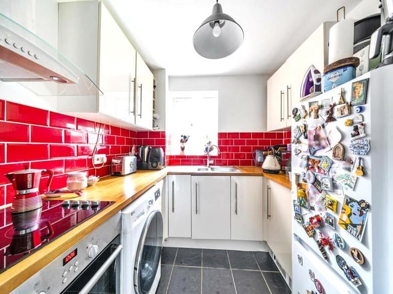 🏠 Bright and spacious room available in Tooting Broadway