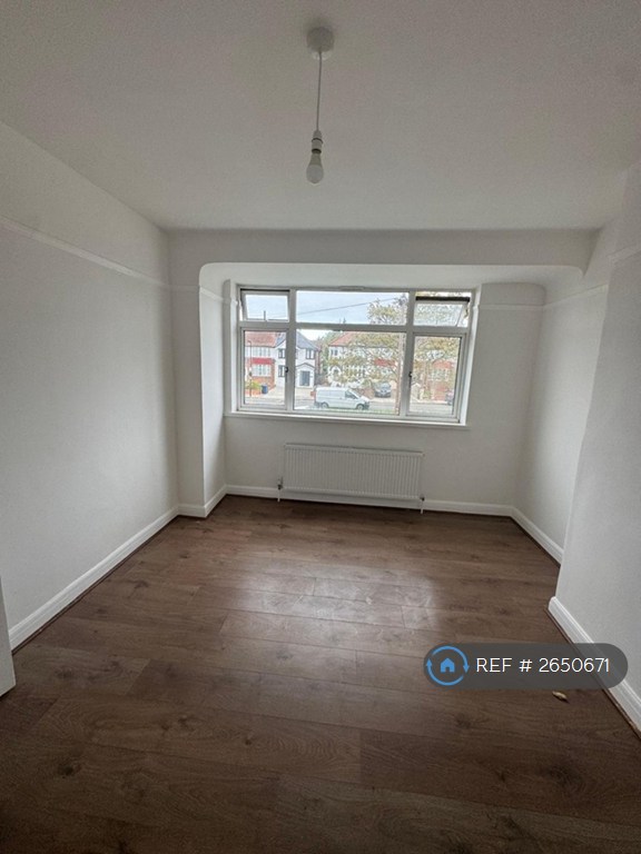 3 bedroom house in The Fairway, Northolt, UB5 (3 bed) (#2650671)