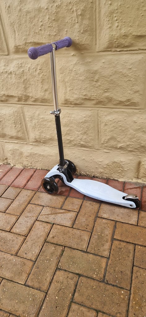 3 STYLE LED FOLDING TRI SCOOTER. GOOD CONDITION.