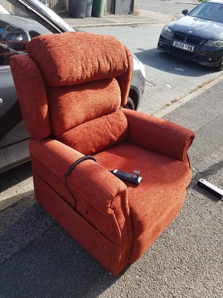 High Quality Rise And REcliner Armchair In great condition free delivery