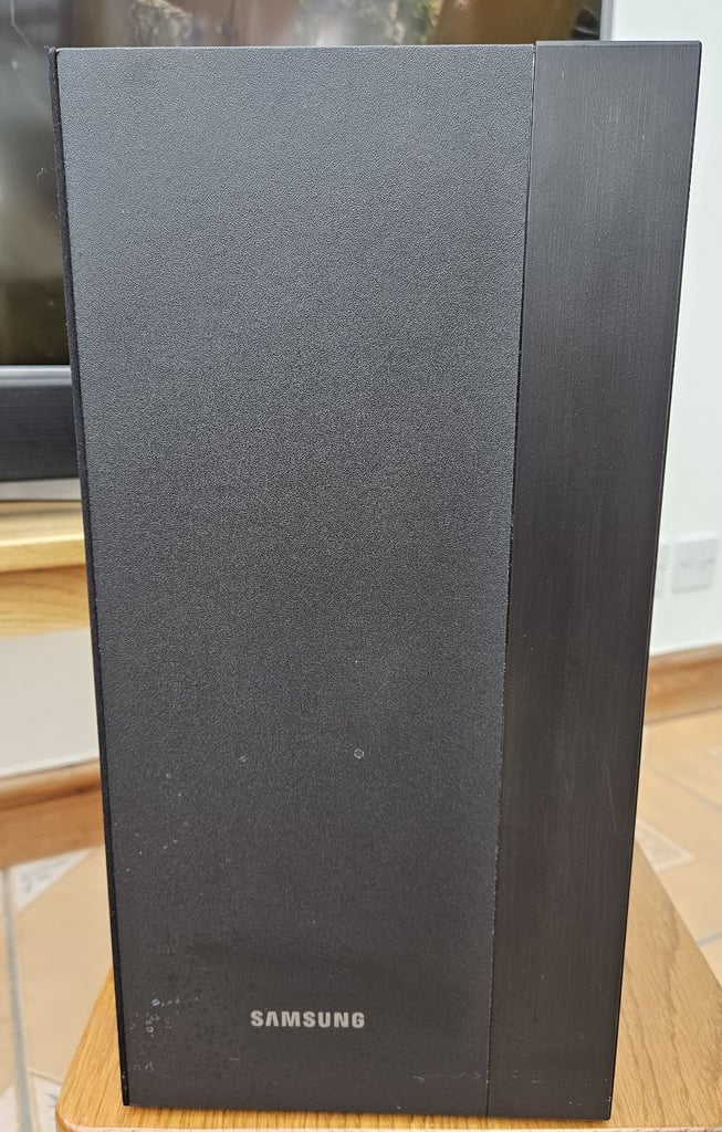 Samsung 50 inch Smart TV + Soundbar & Wireless Subwoofer Bundle Excellent Condition