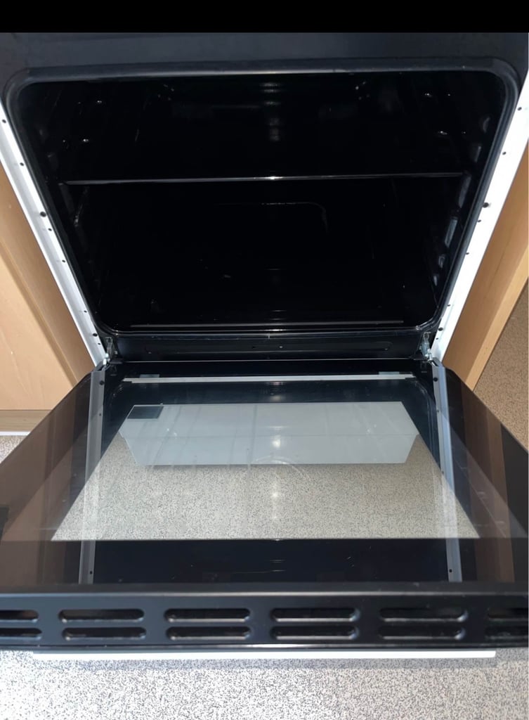 Willow WE50SSW 62L White Freestanding Single Cavity Electric Cooker