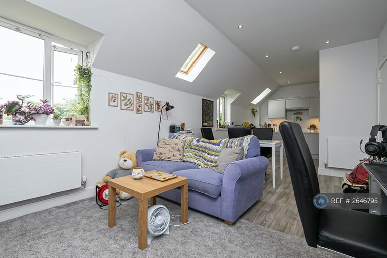 2 bedroom flat in Lawton Green, Loughton, IG10 (2 bed) (#2646795)