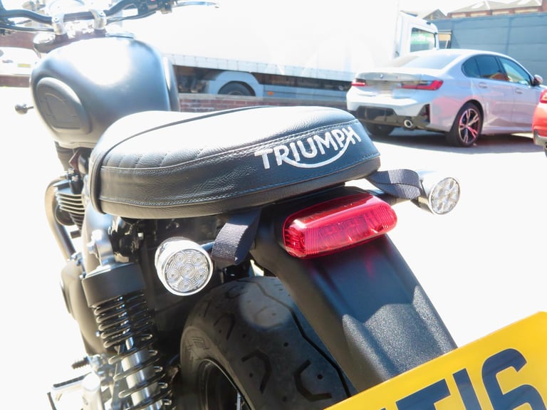 TRIUMPH BONNEVILLE STREET TWIN 900 BRAT TRACKER EDITION 