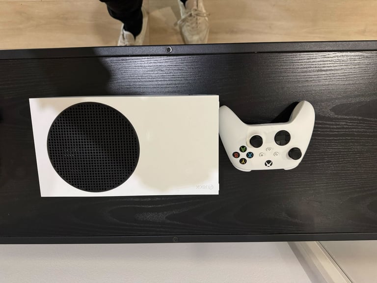 Xbox Series S + 1 controller + cables in excellent condition for sale in Hackney