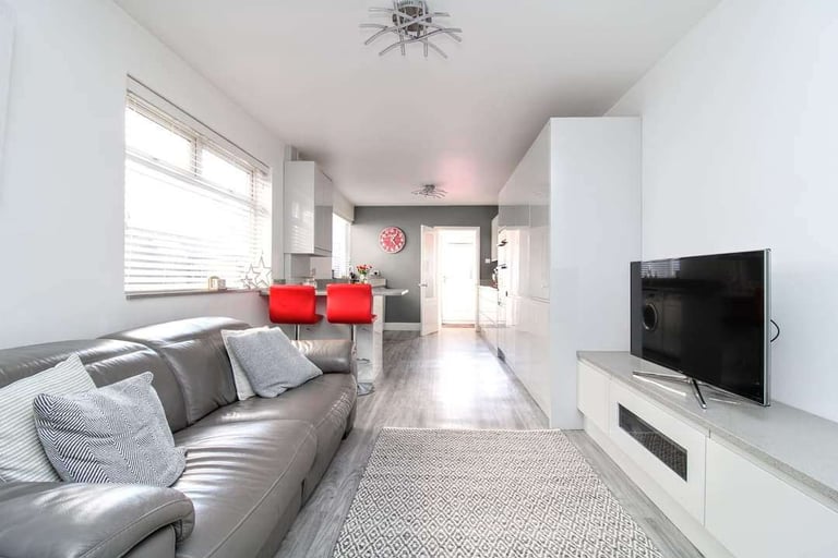 Room available in a large 4 bed mid-terrace house. Lodger wanted. 