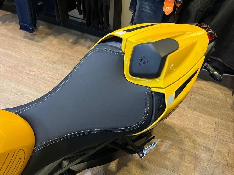 2025 Triumph Street Triple 765 RS PREMIUM COLOUR Petrol yellow 6 Speed