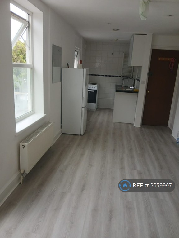 Studio flat in First Floor, London, N3 (#2659997)