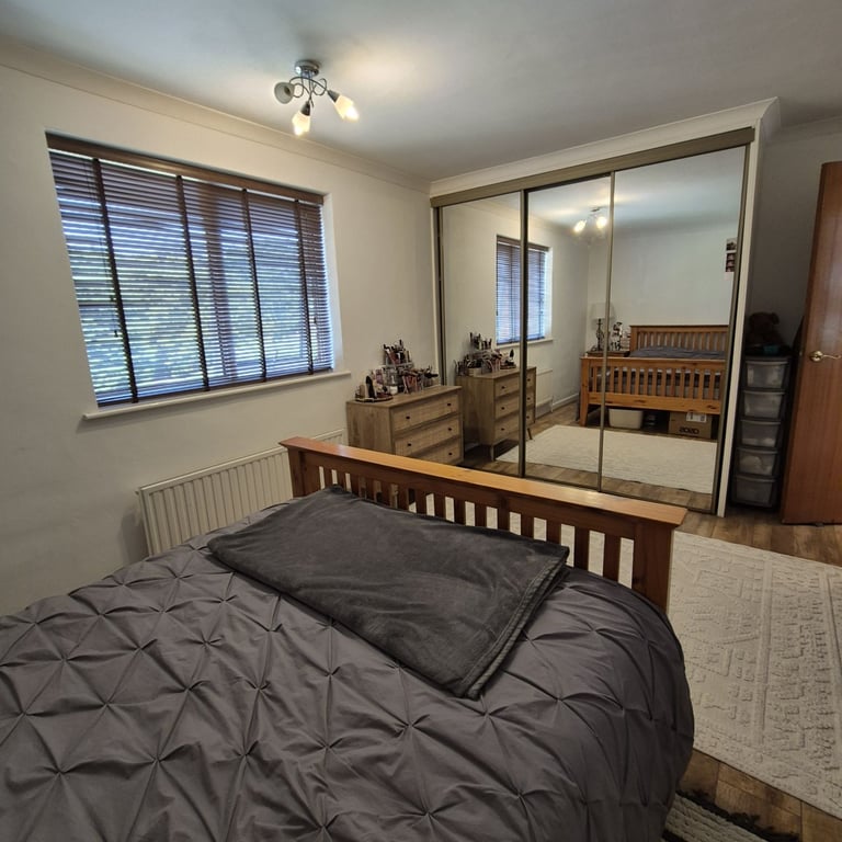 image for Lovely 1 bedroom ground floor garden flat for rent located next to TUBE Station in E17!